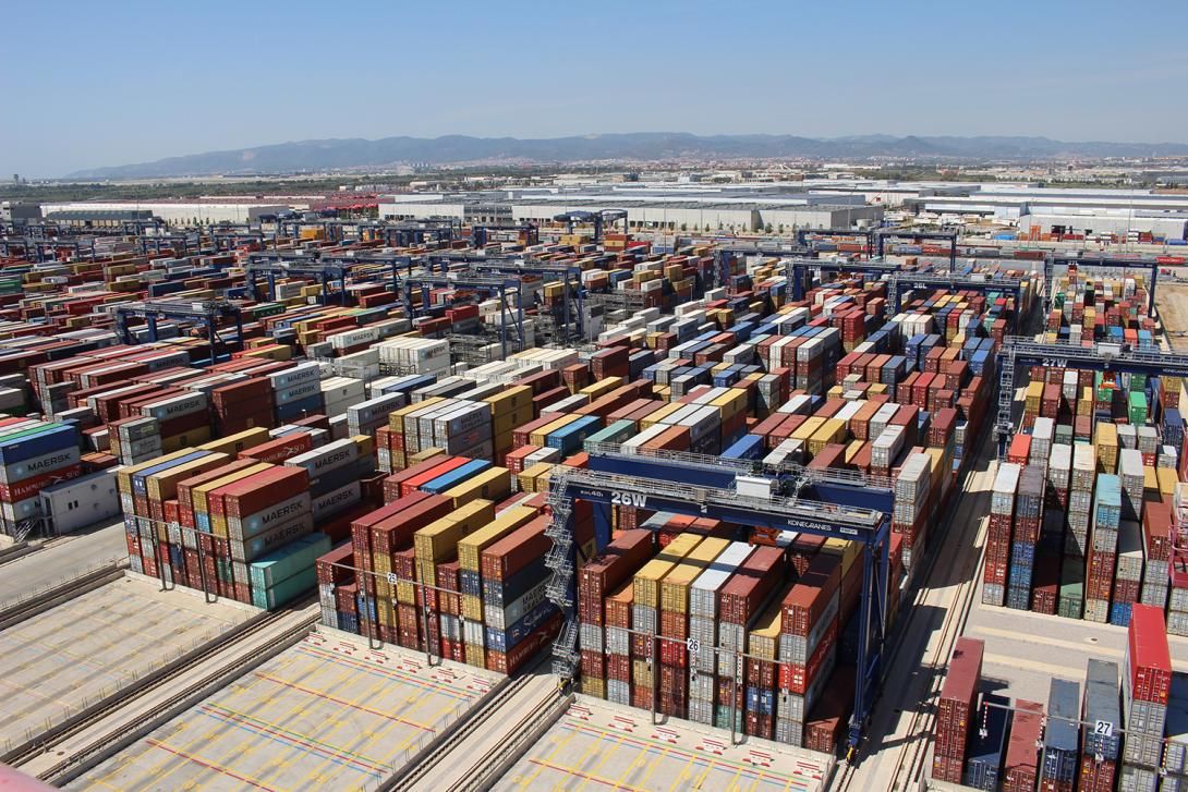 Vista aérea de la terminal de contenedores del muelle Prat del Port de Barcelona.