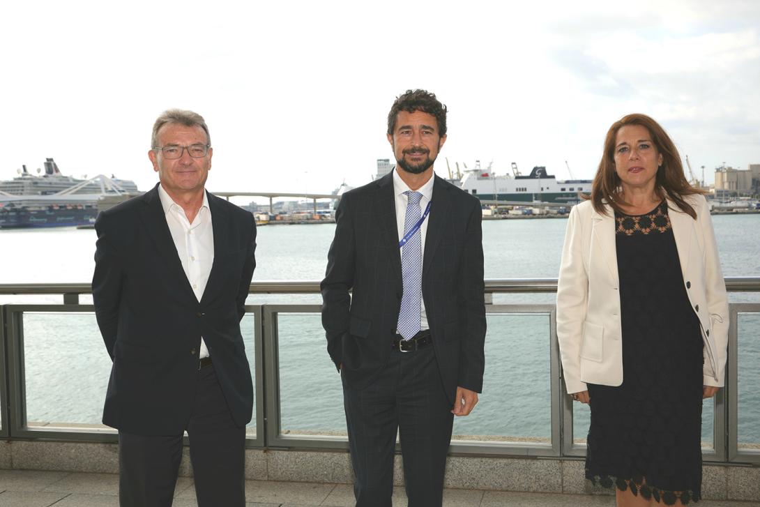 De izquierda a derecha: Santiago Garcia-Milà, subdirector general de Innovación y Estrategia de Negocio y del Port de Barcelona; Damià Calvet, presidente; y Emma Cobos, directora de Innovación y Estrategia de Negocio. 