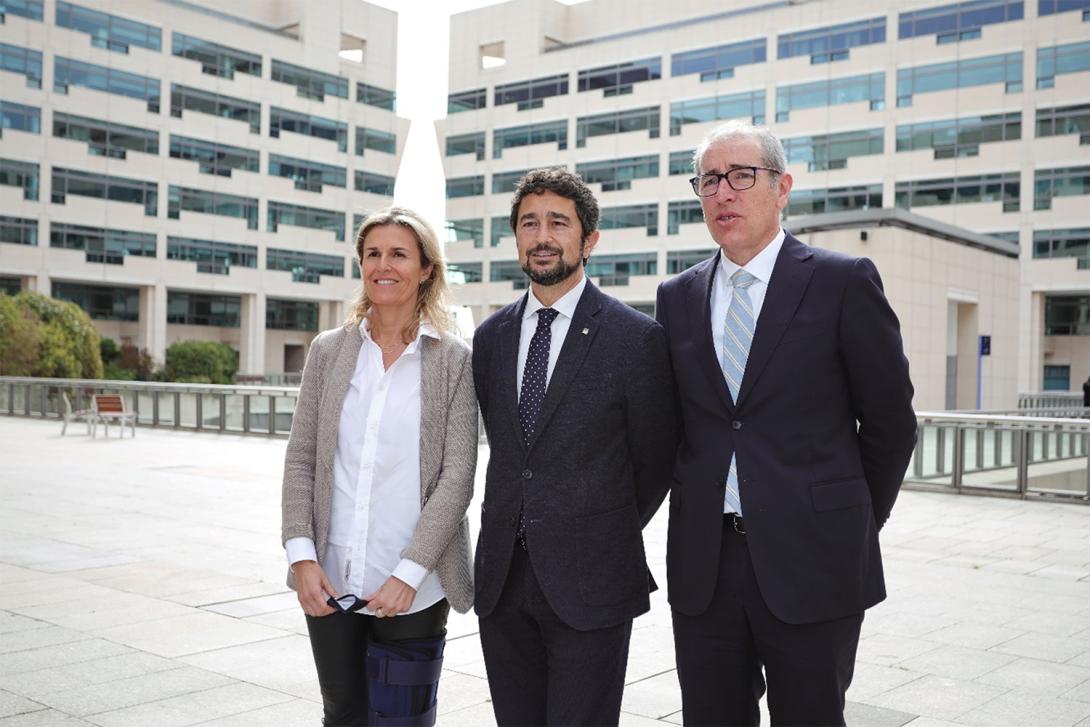 Miriam Alaminos, subdirectora general de Económico Financiero del Port de Barcelona; Damià Calvet, presidente, y José Alberto Carbonell, director general, en el World Trade Center.
