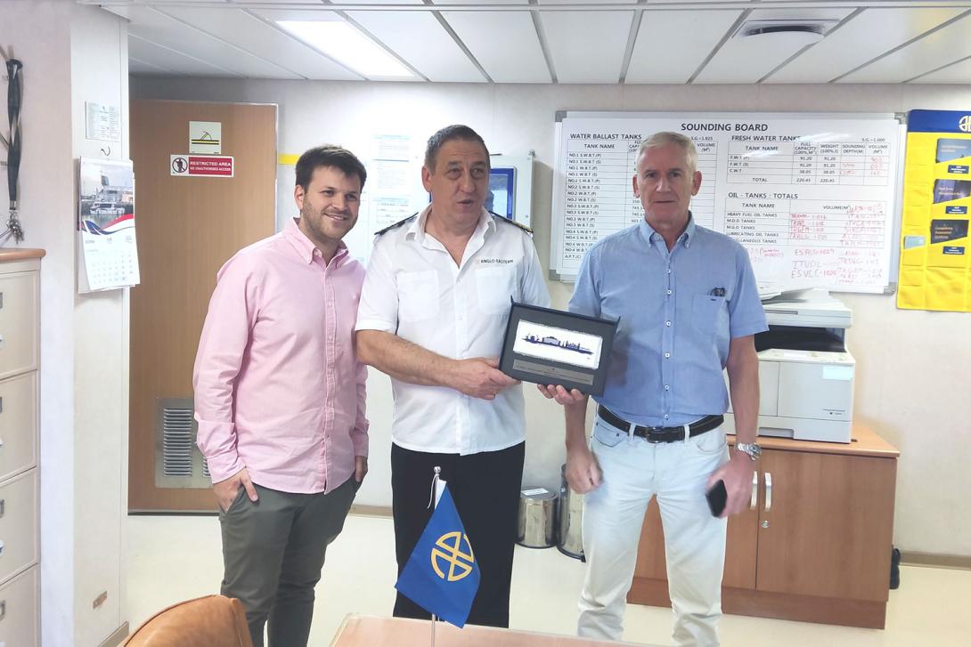 De izquierda a derecha, Eduard Moyà, product manager Container Division del Port de Barcelona; Andrii Korobov, capitán del Delphis Dansk; y Arturo Dahl, representante de Cosco.