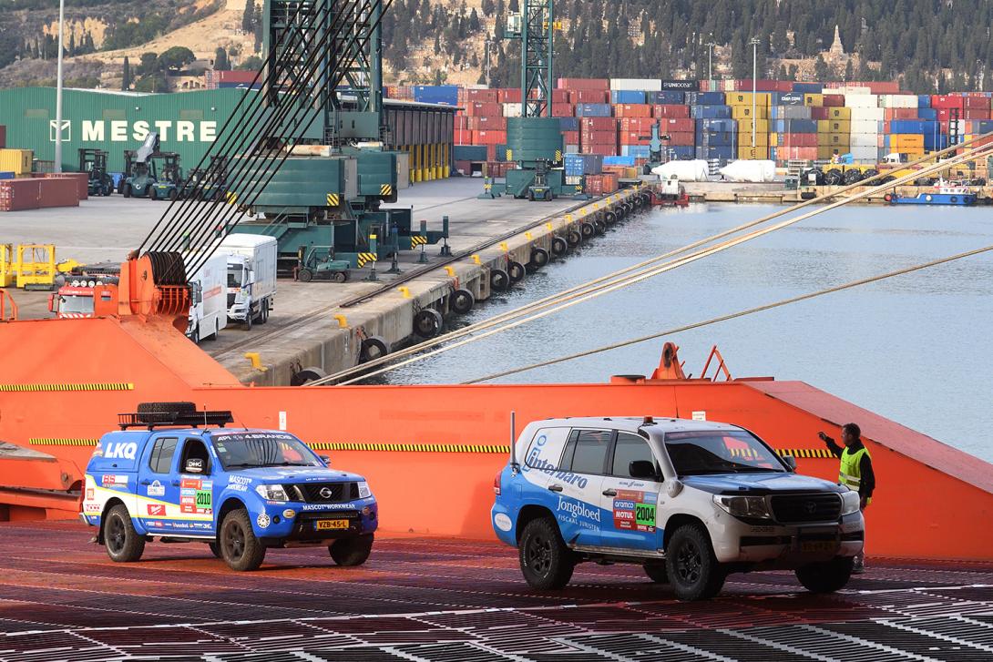 Operativa d’embarcament dels vehicles que participaran en el Dakar al Port de Barcelona.