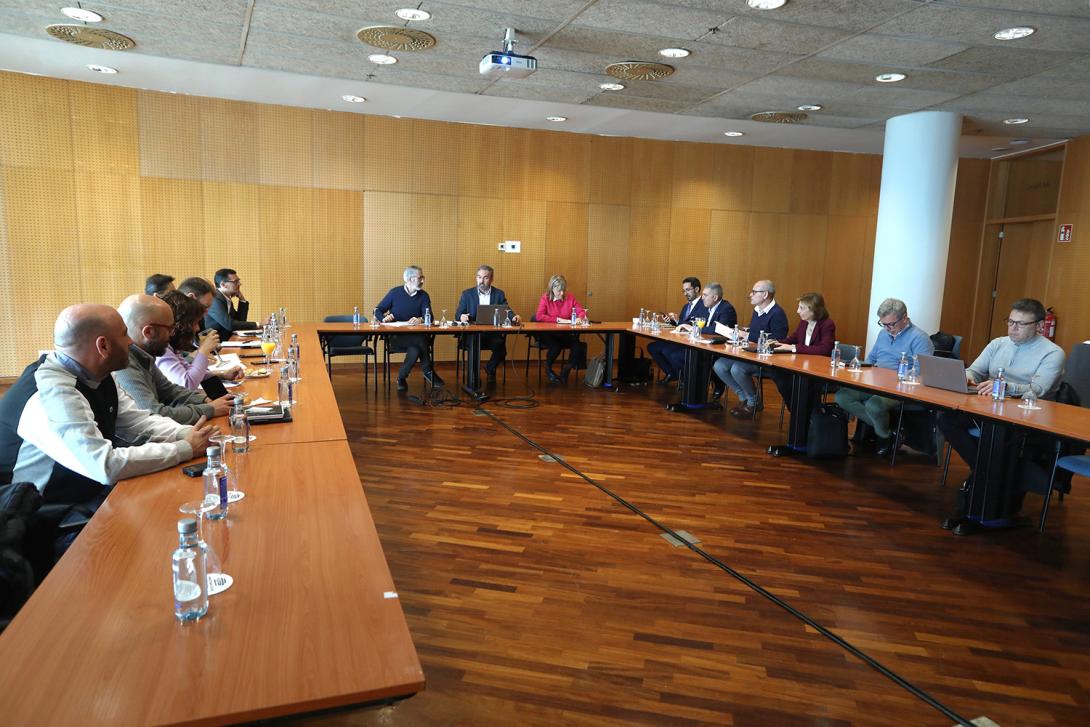 Los miembros del Fòrum Telemàtic durante la reunión celebrada ayer.