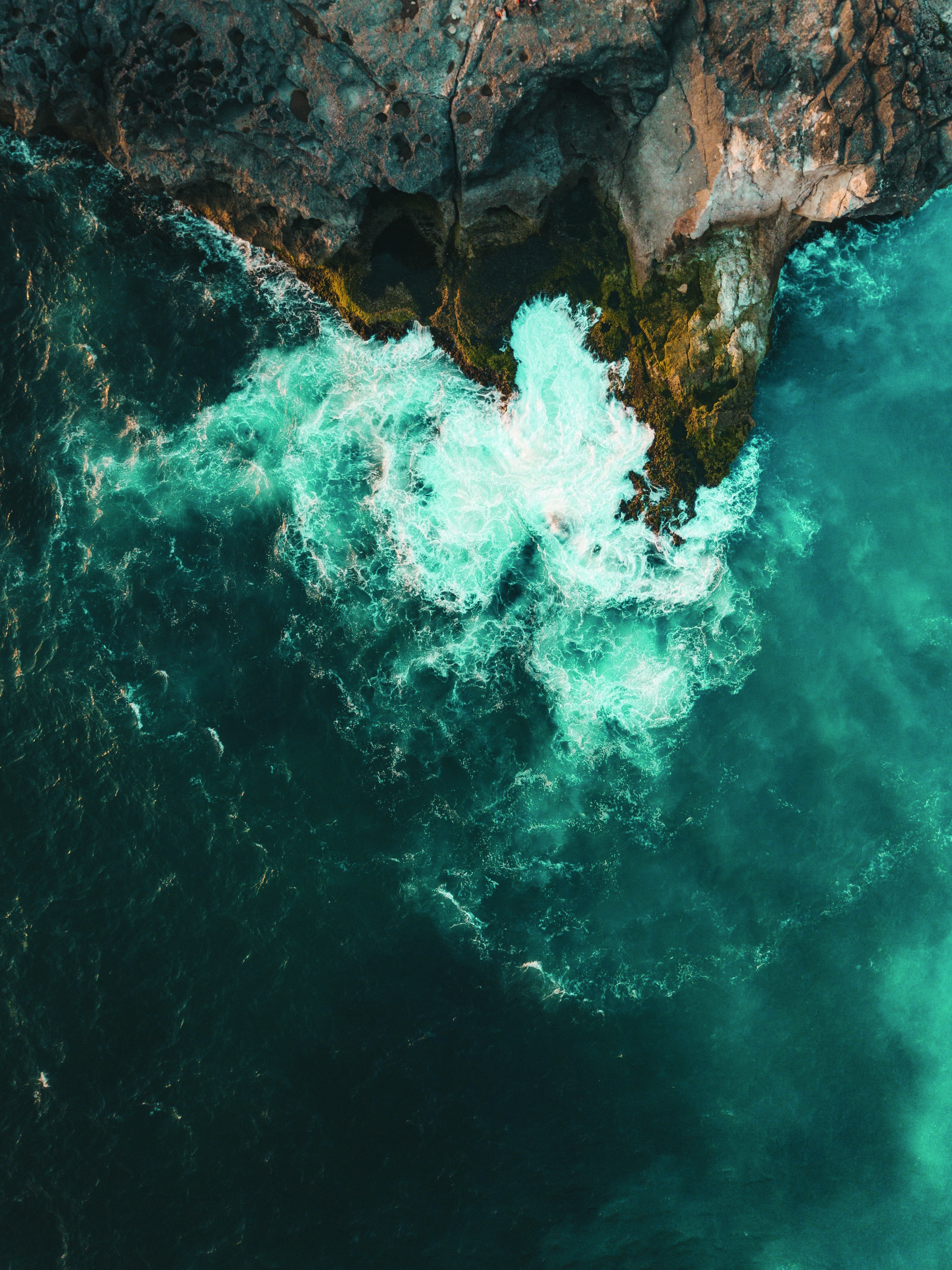vista superior acantilado con olas