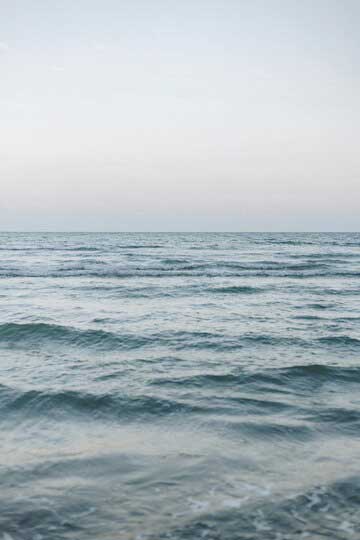 vista superior acantilado con olas