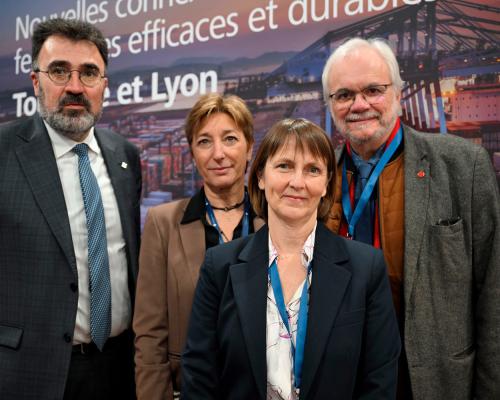 Le président du Port de Barcelona, Lluís Salvadó; la directrice commerciale, Carla Salvadó; Nathalie Thomas, déléguée du Port de Barcelona en France, en compagnie du vice-président de la région Occitanie, chargé de la Mobilité pour tous et des Infraestructures de Transport, Jean Luc Gibelin, sur l’stand du Port de Barcelona au SITL Paris.
