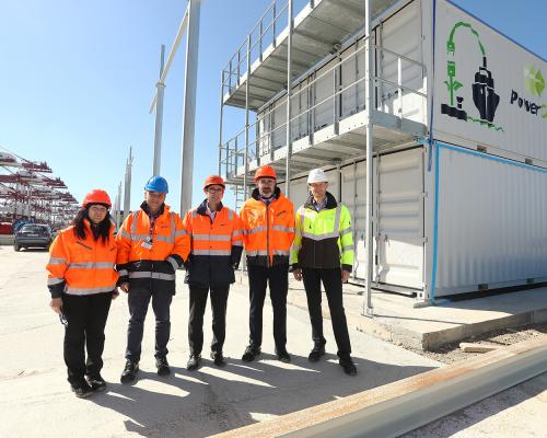 De gauche à droite, Ana Arévalo, responsable du département Shorepower du port de Barcelone, Vicenç Roig, directeur des opérations de BEST, Guillermo Belcastro, PDG de BEST, Lluís Salvadó, président du port de Barcelone, et Peter Castberg, associé PowerCon, devant la station OPS sur son emplacement définitif chez Hutchison Ports BEST.