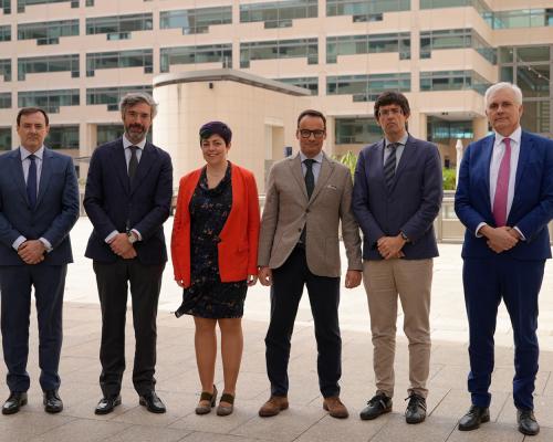 El director general del Port de Barcelona, Àlex Garcia, (en el centro de la imagen) acompañado per representantes del Ministerio de Transportes y Movilidad Sostenible, Puertos del Estado y ADIF.