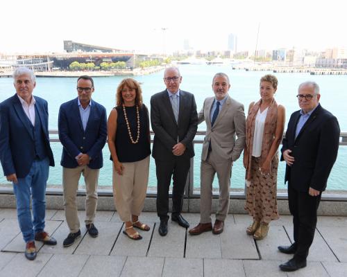 El presidente del Port de Barcelona, José Alberto Carbonell, y el alcalde de Barcelona, Jaume Collboni, acompanyados de directivos de ambas instituciones.