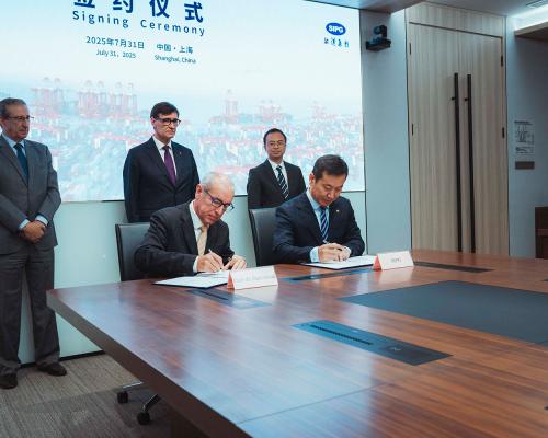 The president of the Port of Barcelona, José Alberto Carbonell, and the vice president of the Port of Shanghai, Sam Liu, sign the agreement between the two port authorities.