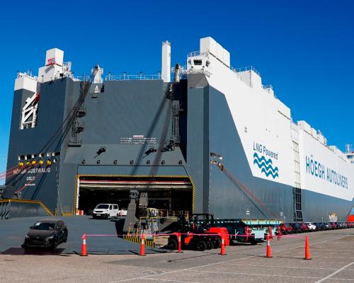 El barco Höegh Australis durante la operativa de carga y descarga en el Port de Barcelona.