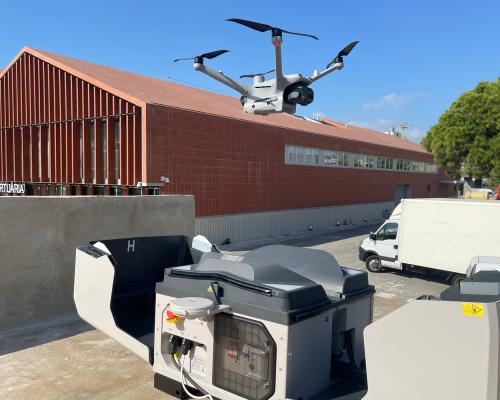 El “niu” és una estació fixa que aixopluga el dron, permetent que estigui sempre disponible per volar de forma immediata.