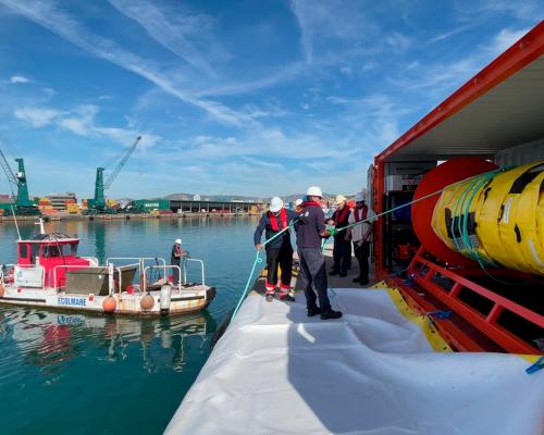 La barrera del moll de Lepant, a punt de ser desplegada amb motiu d’una formació sobre el seu funcionament.