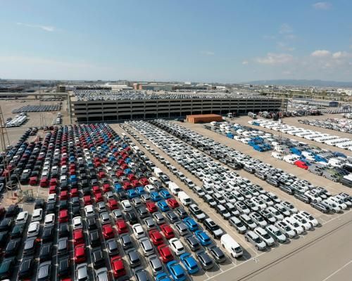 Cotxes a les terminals de vehicles del Port de Barcelona.