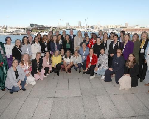 El president del Port de Barcelona, José Alberto Carbonell, amb les integrants de la directiva internacional de WISTA i les professionals del Port que formen part de l’associació.