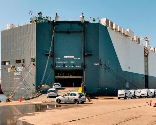 Operativa de càrrega de vehicles al Port de Barcelona.