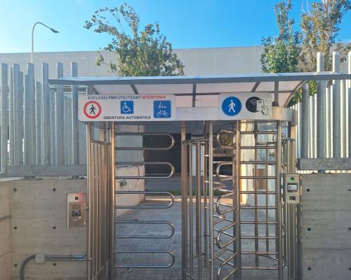 El nuevo acceso facilita la movilidad en transporte público en el Port de Barcelona.