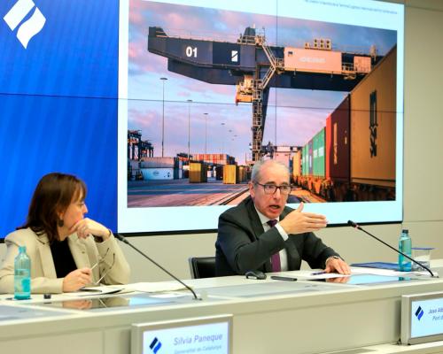 La consellera de Territori, Habitatge i Transició Ecològica, Sílvia Paneque, i el president del Port de Barcelona, José Alberto Carbonell, durant la presentació del PDU.