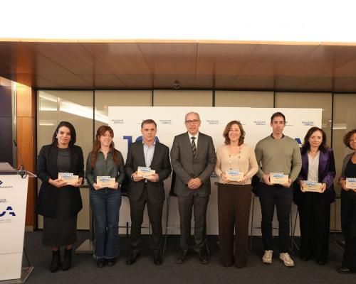 Representants de les set empreses guardonades, acompanyades del president del Port de Barcelona, José Alberto Carbonell.