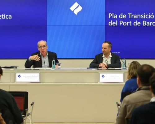 El president del Port de Barcelona, José Alberto Carbonell, i el director de Sostenibilitat Ambiental i Transició Energètica, Hector Calls, durant la presentació del Pla de Transició Energètica.