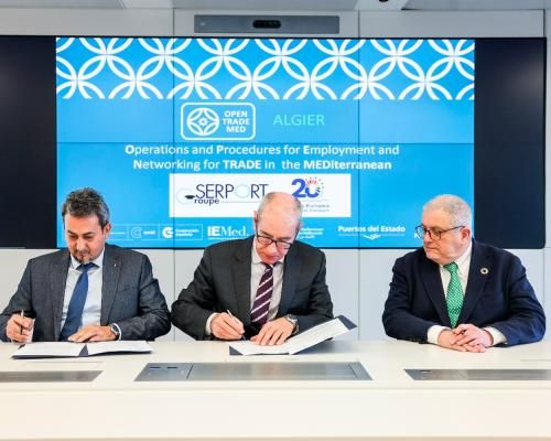 El president director general de SERPORT, Hedjal Ryad; el president del Port de Barcelona i president de l’Escola Europea Intermodal Transport, José Alberto Carbonell; i el director de l’Escola Europea Intermodal Transport, Eduard Rodés, signant l'acord.