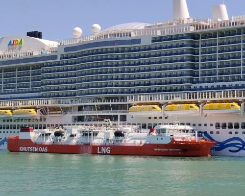 La gabarra Haugesund Knutsen durante unas operativas de suministro de GNL.