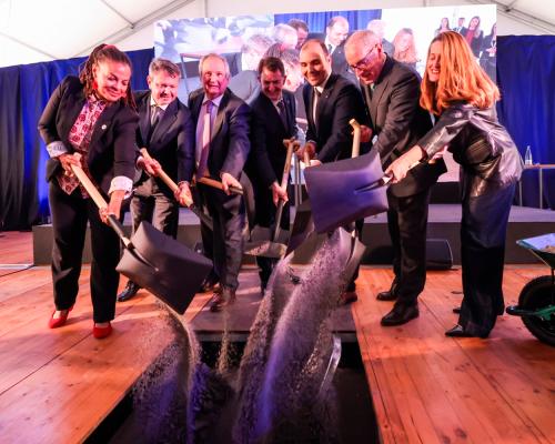 Foto de les autoritats assistents a l'acte de col·locació de la primera pedra de la planta d'Elian al Port de Barcelona.