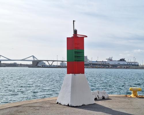 Balisa del Port de Barcelona situada al moll de Barcelona Sud.