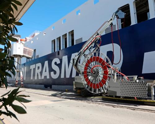 El vaixell Ciudad de Palma, de la naviliera Trasmed, connectat al sistema OPS de Grimaldi Terminal Barcelona, al moll de Sant Bertran.
