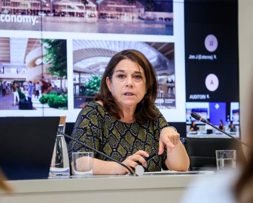 La directora d’Innovació i Estratègia d’Economia Blava del Port de Barcelona, Emma Cobos, durant la seva presentació.