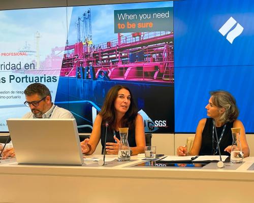La jefa de Seguridad Industrial del Port de Barcelona, Anna Perera, durante su participación en la mesa redonda.