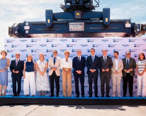 Foto de grup de l’acte d’inauguració de la nova terminal.