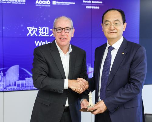 El president del Port de Barcelona, José Alberto Carbonell, amb el president del Shanghai International Port Group (SIPG), Song Xiaodong.