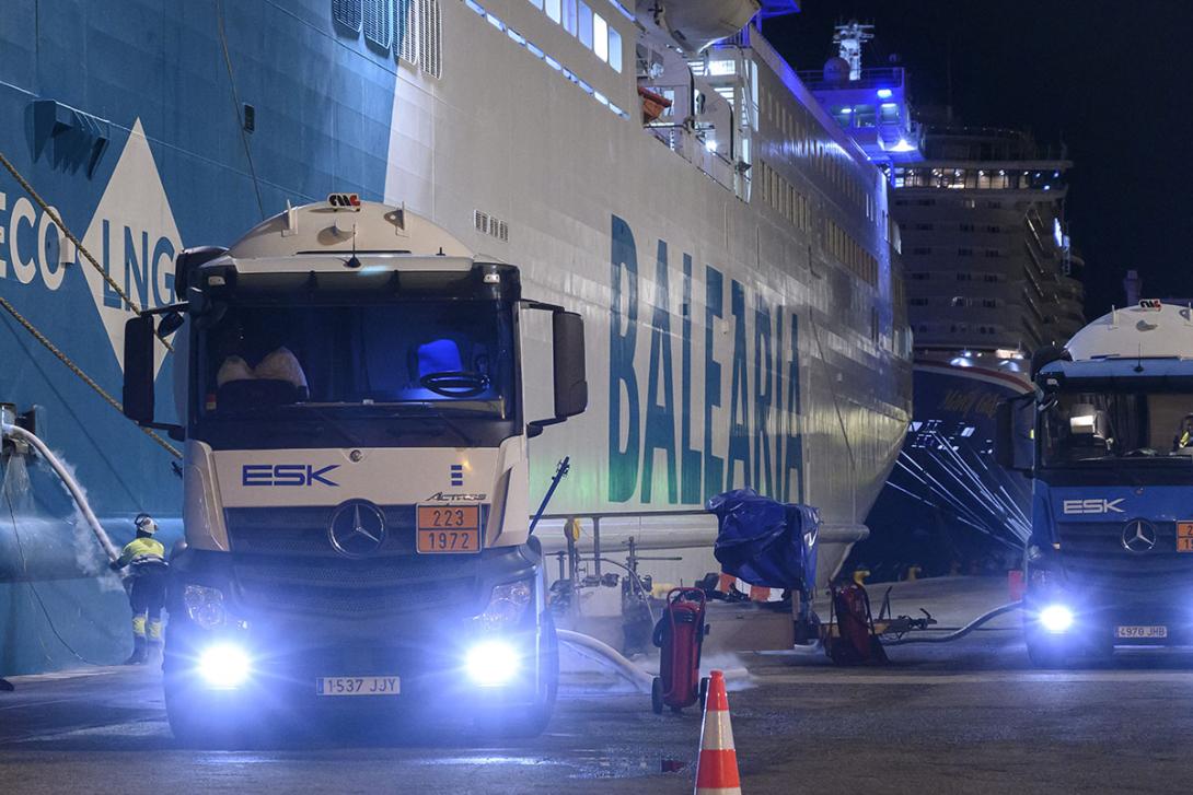 Un barco de Baleària haciendo una operativa de multitruck-to-ship en el Port de Barcelona.