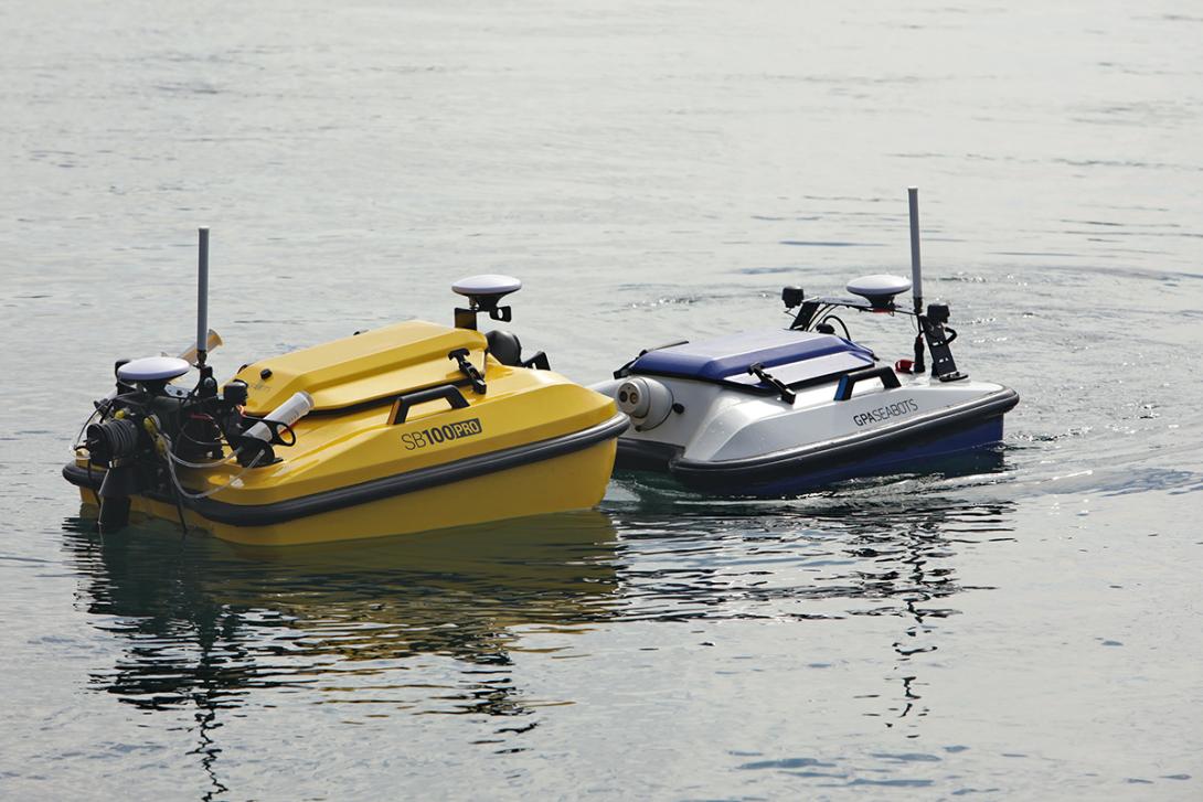 Dron acuático SB 100, diseñado y fabricado por GPASEABOTS, durante una prueba piloto en las aguas del Port de Barcelona.