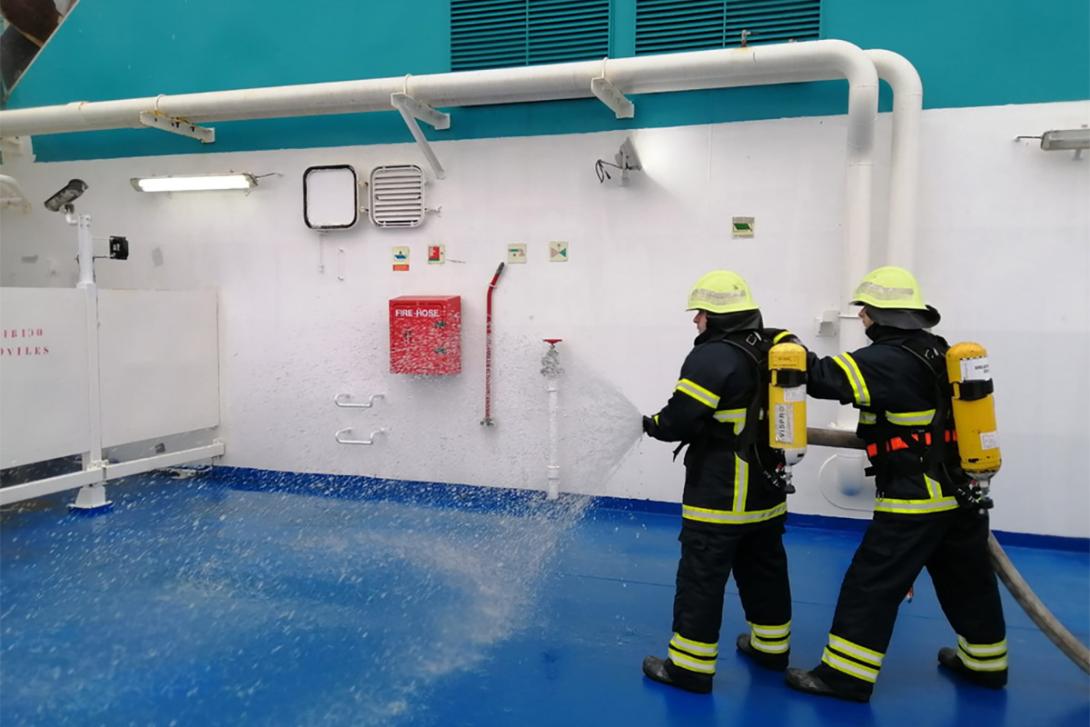 Imágenes del simulacro de un incendio de un ferry en el Port de Barcelona. 
