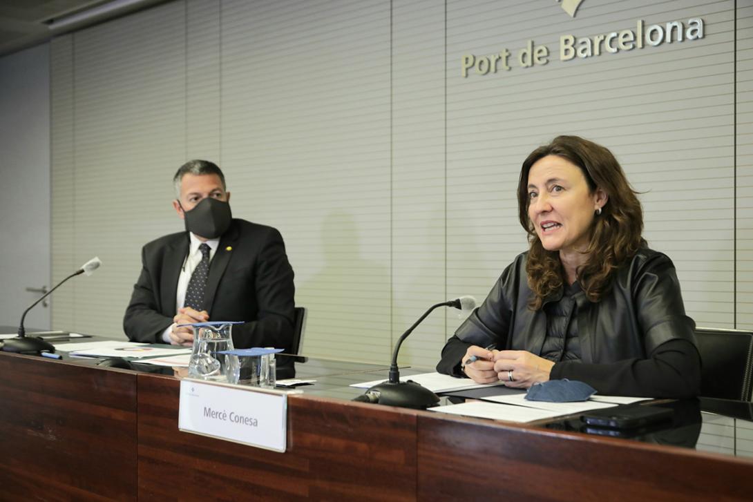 El consejero de Interior, Miquel Sàmper, y la presidenta del Port de Barcelona, Mercè Conesa, en la presentación del convenio de la Red RESCAT.