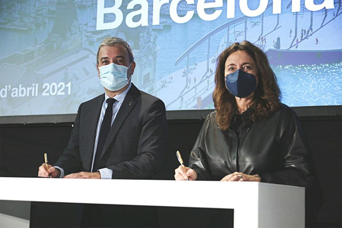 El primer tinent d’alcaldia de l’Ajuntament de Barcelona, Jaume Collboni, i la presidenta del Port de Barcelona en l’acte de signatura de l’acord estratègic de col·laboració per l’impuls de l’Economia Blava de la ciutat.