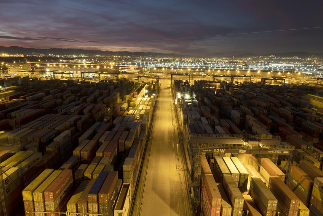Imatge nocturna d'una terminal de contenidors del Port de Barcelona.