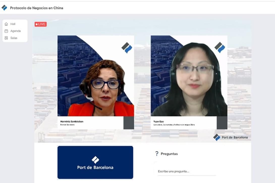 Hermínia Santisteban, responsable de Formació al Client del Port de Barcelona, i Yuan Gao, a la sessió formativa.