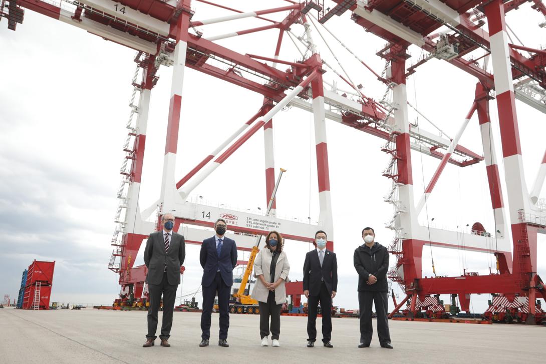 El director general del Port de Barcelona, José Alberto Carbonell; el CEO de Hutchison Ports BEST, Guillermo Belcastro; la presidenta del Port, Mercè Conesa; el director general de COSCO Shipping Lines Spain, Wan Kun; y el capitán del barco en el acto de presentación de les nuevas gruas.