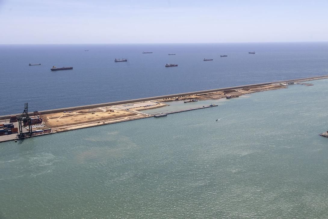 Imagen aérea del Dic de l'Est del Port de Barcelona.