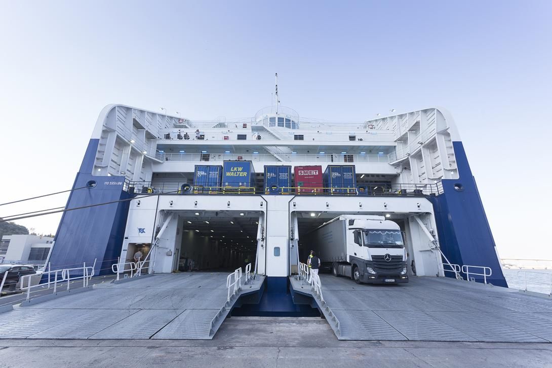 Operación de descarga en el muelle de Barcelona. 