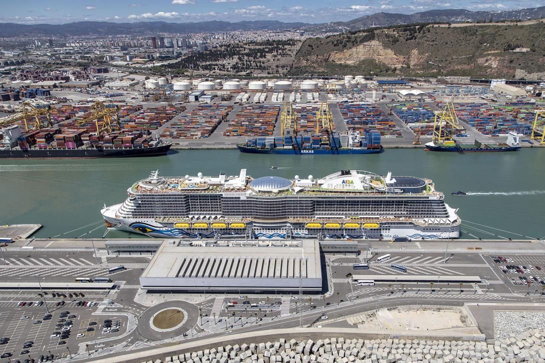 Buque atracado en el muelle Adossat