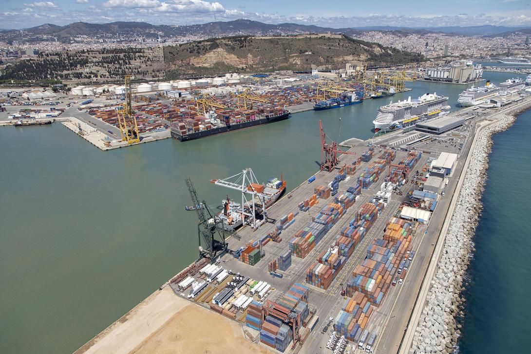 Terminal contenedores muelle Adossat