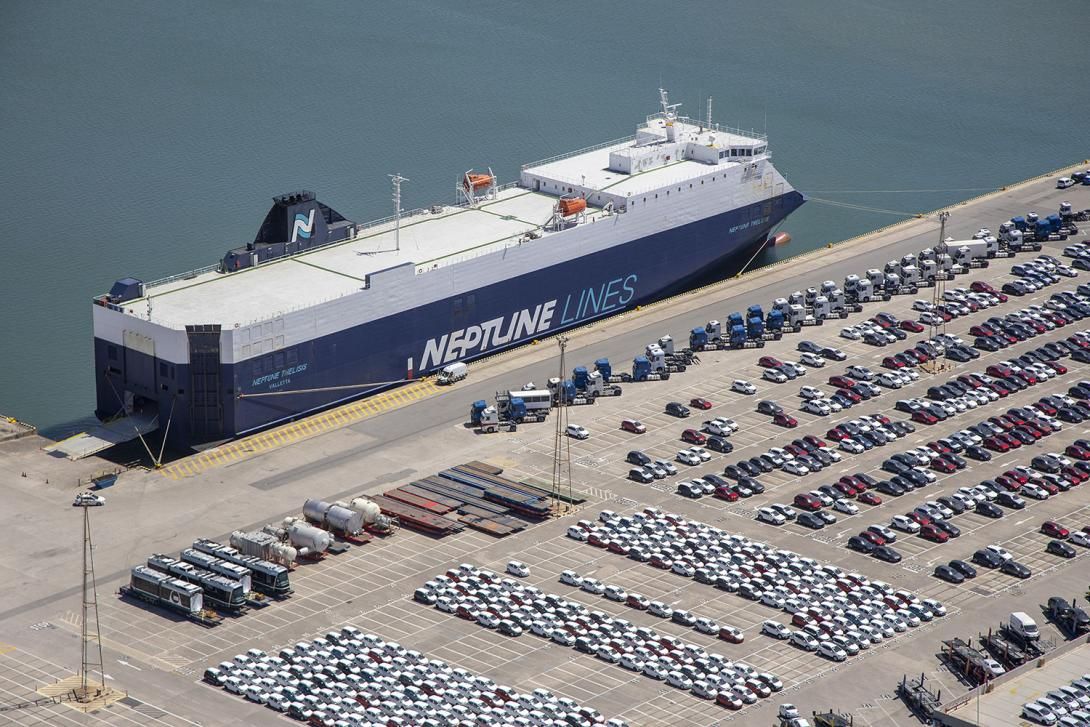 Car carrier en la dársena Sur.