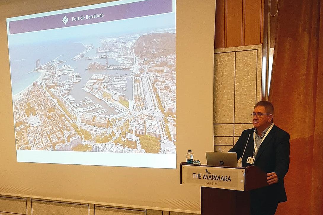 El commercial manager del Port de Barcelona, Lluís París, durante su intervención.