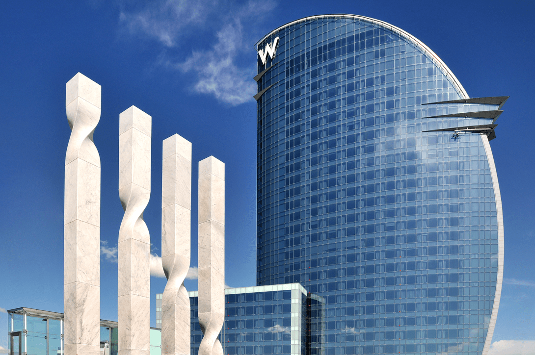 Escultura "Les quatre barres" y hotel W