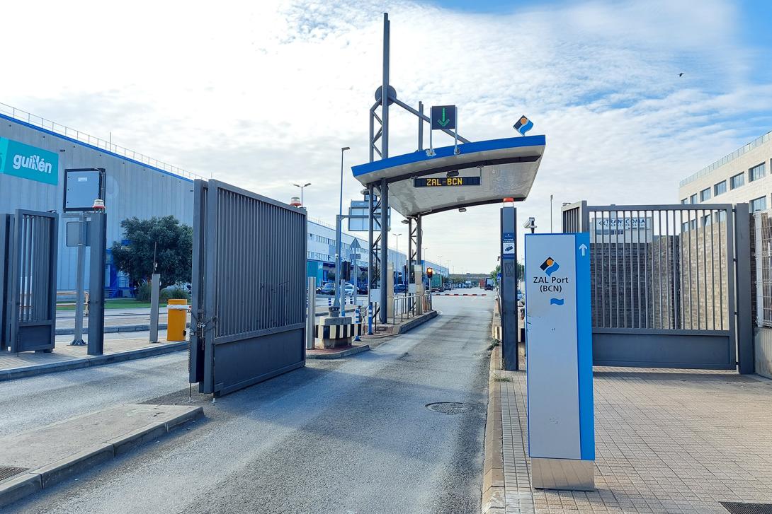 Imágenes de una de las puertas que conectan el Port de Barcelona y la ZAL.