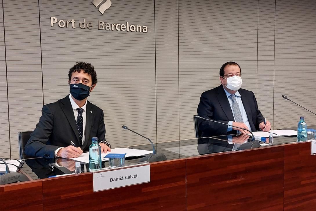 El president del Port de Barcelona, Damià Calvet, i el conseller d'Interior de la Generalitat de Catalunya, Joan Ignasi Elena, signant l'acord de col·laboració.