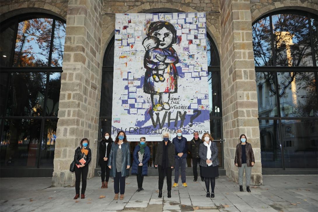 Acto institucional de colocación del mural en la fachada del Museu Marítim de Barcelona.